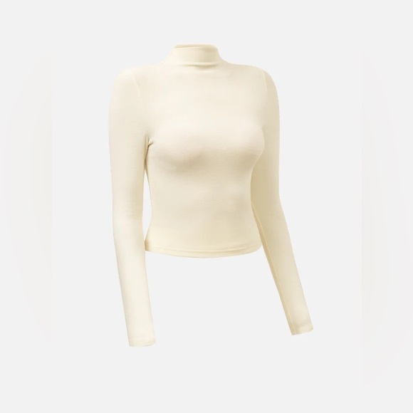 OGL Mid Thermal Thermal Brushed Mock Neck Crop Top
small - Picture 2 of 4